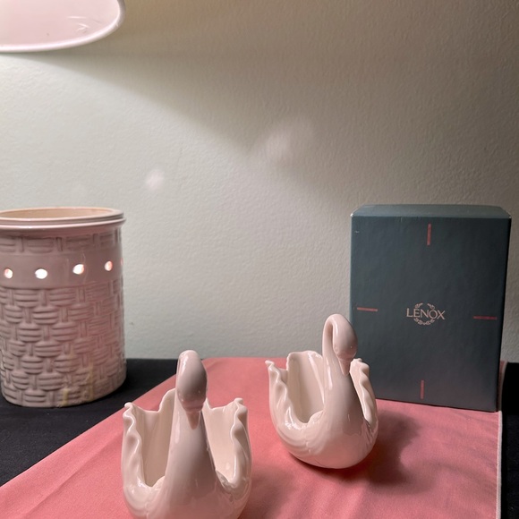 Vintage Lenox Cream Swan Porcelain Trinket Dishes. Made in the USA c
1930-1953 - Picture 5 of 6